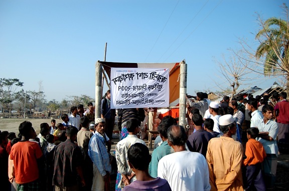 mensen, staande, lange, wachtrijen, verlichting, leveringen, Patharghata, Upazila, Barguna, Bangladesh