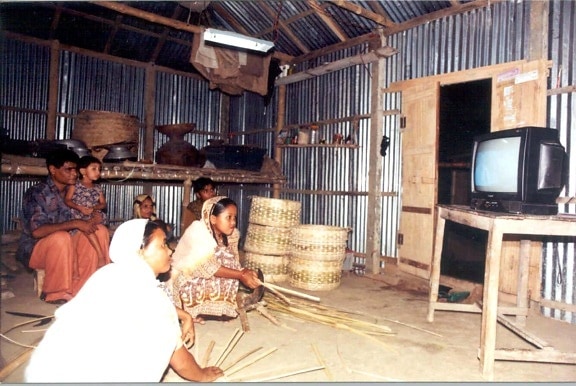rural, Bangladesh, família desfrutando, energia solar, benefícios, luzes, televisão