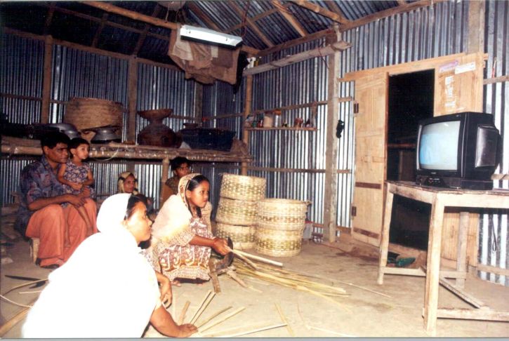 rural, Bangladesh, família desfrutando, energia solar, benefícios, luzes, televisão