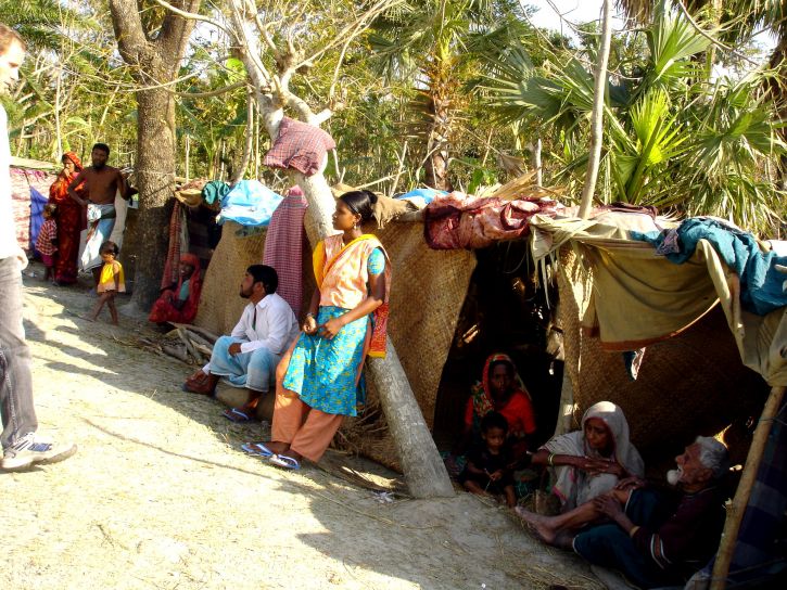 temporanee, rifugi, costruiti, gli abitanti dei villaggi, Borguna, Sadar, upazila