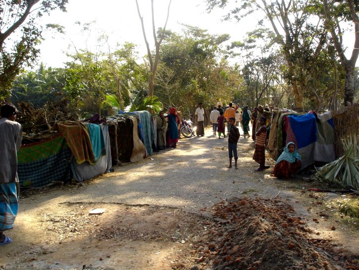 temporanee, rifugi, costruiti, gli abitanti dei villaggi, Naltona, unione, Barguna, Sadar, Upazila, Barguna, Bangladesh