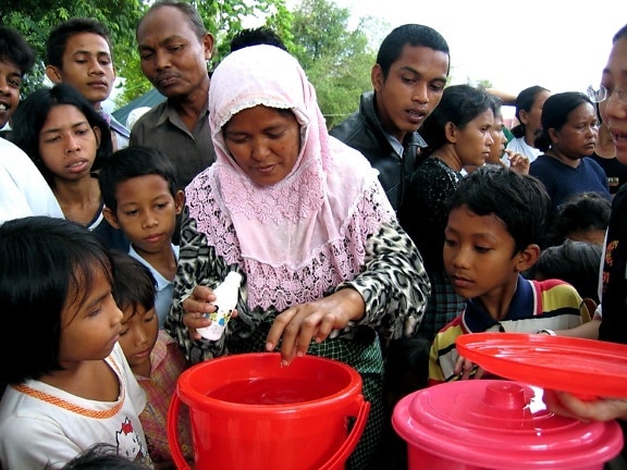žena, aceh, Indonezija, izgubio, kući, tsunamija, prakse, miješanje, voda