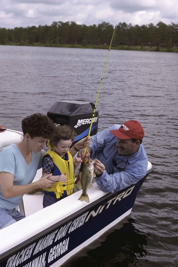 daughter, father, mother, catches, fish, boat