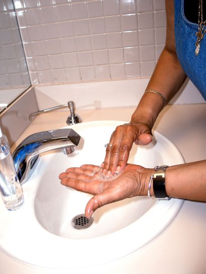 kvinne, vasker, hender, håndtering, vaksinasjon, område, bandasje