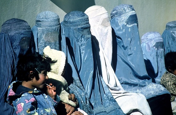 afganistán, grupo, mujeres, llevando, burkas