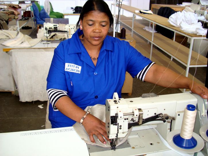 แอฟริกัน ผู้หญิง ออกแบบ ผลิต โรงงาน