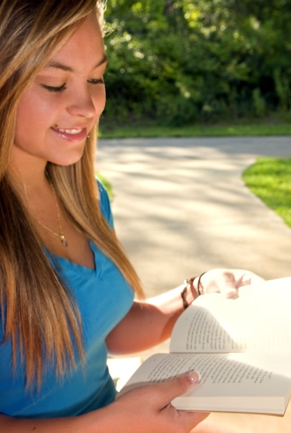 Ładniutka, patrząc, Dziewczyna, młoda kobieta, czytanie, książki, na zewnątrz, świeże powietrze