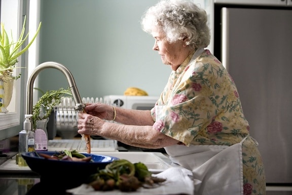 personnes âgées, femme, cuisine, processus, de la nourriture, la préparation