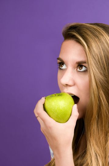 tvář, mladá žena jíst, zelené jablko