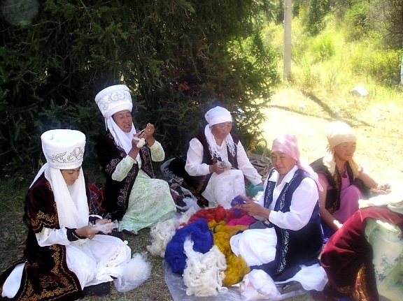 samice, tradiční, modrá, kyrgyzština, bunda, pilně, připravit, vlny, ručně vyráběné koberce