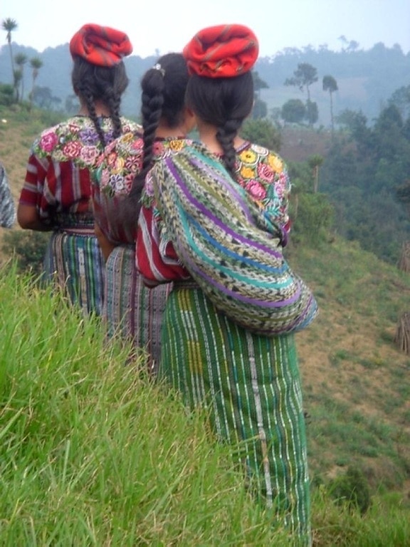 Cakchiquel, Maya, žene, hodanje, jedan, datoteka, zelenilo, Patzun, Chimaltenango, Guatemala
