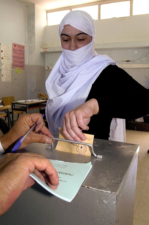 레바논, 선거, 투표 하는 여자