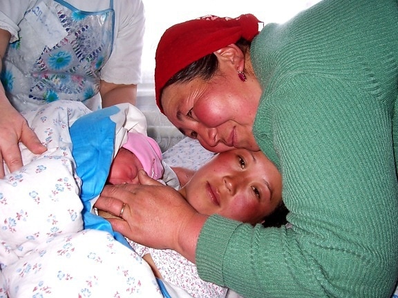 mère, aidé, fille, l'accouchement, Issyk, province, Kirghizistan