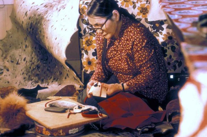 native, Alaska, vrouw, maken, moccassins, hand, gemaakt