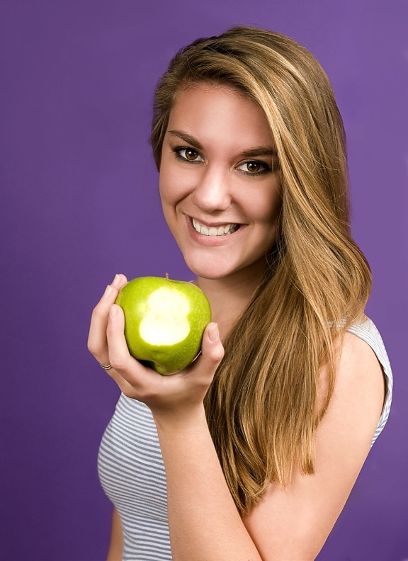 ดี ใบหน้า สาว สีเขียว กัด บราเดอร์แอปเปิ้ล