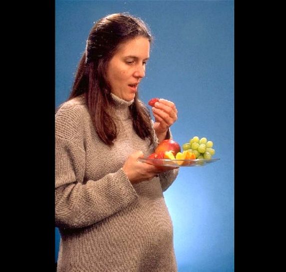 nutrizione, gravidanza, incinta, donna mangiare, fragole, uva, arancia, fette, mele