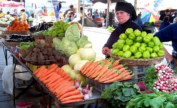 vanhemmat naiset, myy, hedelmille, vihanneksille, stand, sijaitseva markkinoilla, Tbilisi