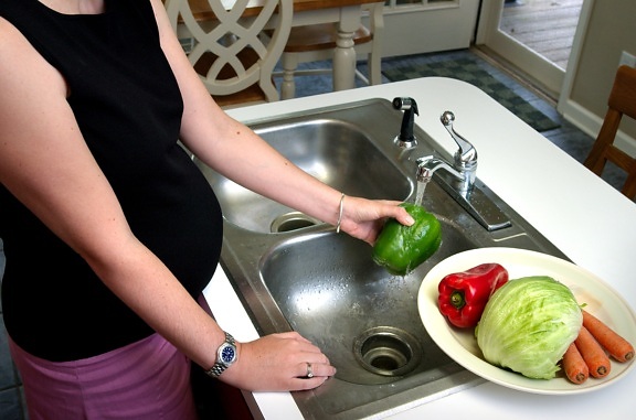 妊娠中、女性は、処理、洗浄、バッチ、準備、サラダの盛り合わせ