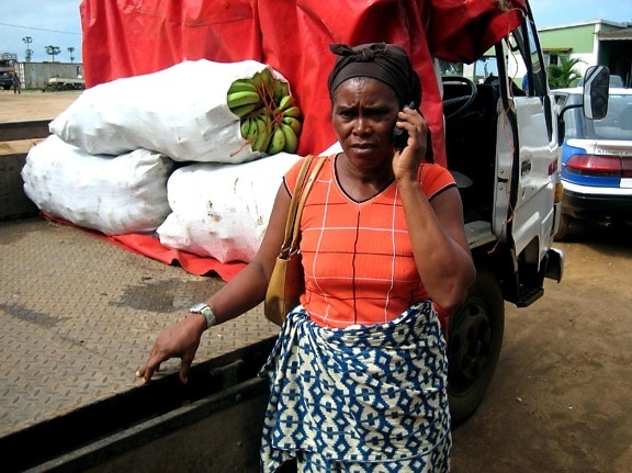 ถิ่นที่อยู่ ธุรกิจ ผู้หญิง Cacongo แองโกลา ซัพพลาย สด ผลไม้ ผัก