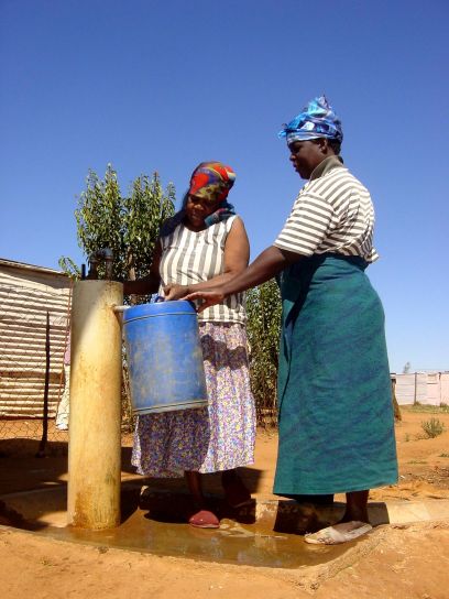 Sud Africa, le donne, la pompa dell'acqua