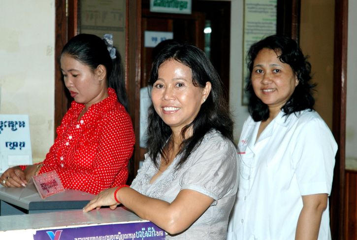 tres, de Camboya, las chicas jóvenes