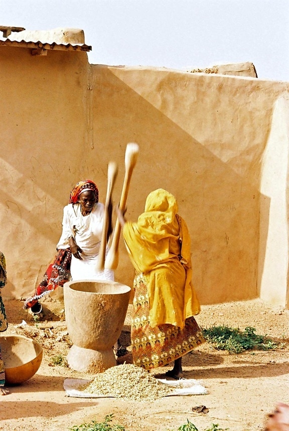 село жінок домівки, справами, жінок, стукіт, зерна, Нігерія