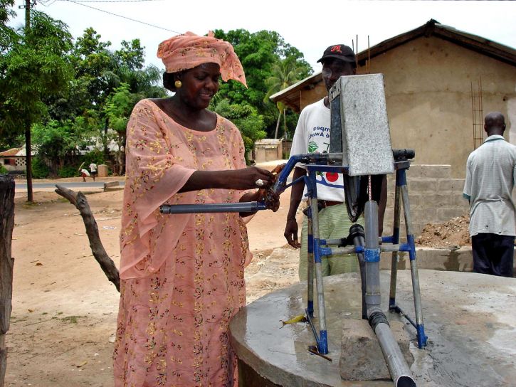 woman, demonstrating, hand, crank, water pump