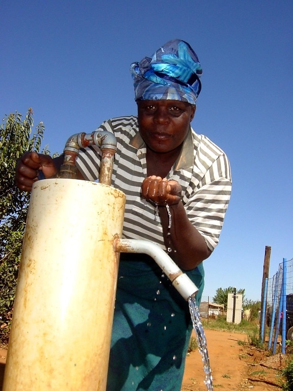 mujer, beber, limpio, agua, bomba de agua, pueblo, rural, Johannesburgo, África