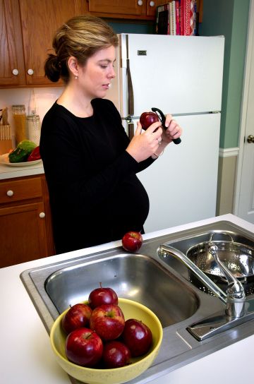 vrouw, peeling, rode appel, fruit