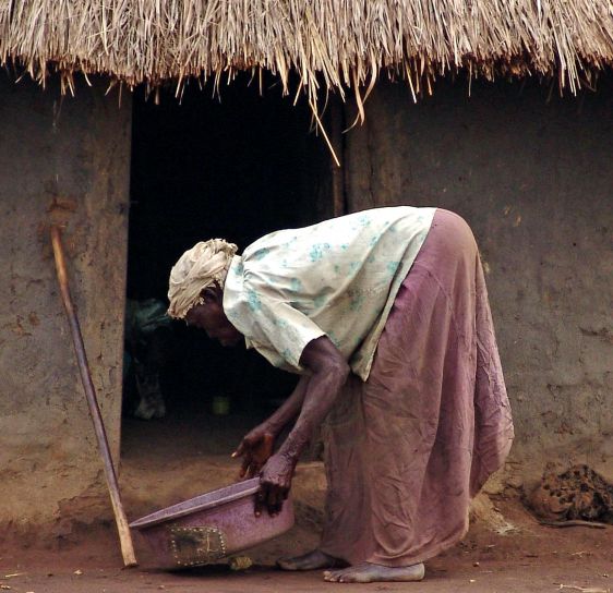 mujer, tiende, casa, pueblo, Uganda, África