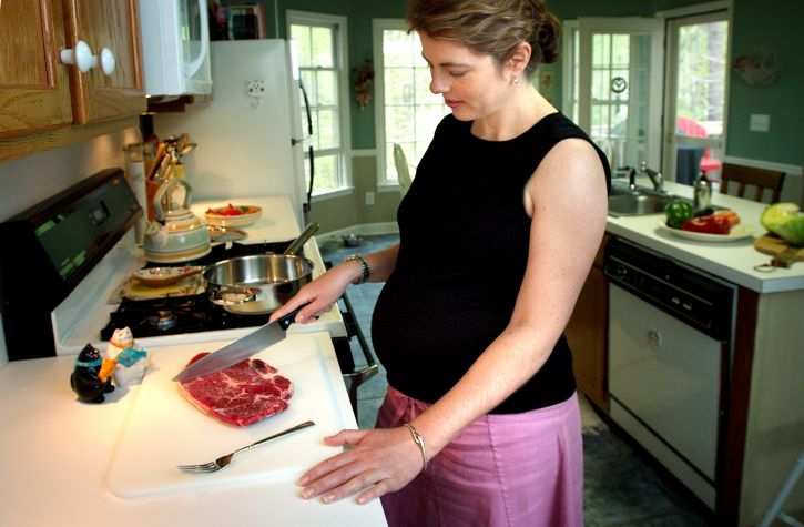 https://pixnio.com/free-images/people/female-women/woman-working-in-kitchen-cutting-raw-meat-before-cooking-725x475.jpg