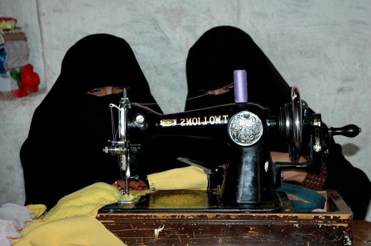 여자, 바느질 기계, 유용한 기술