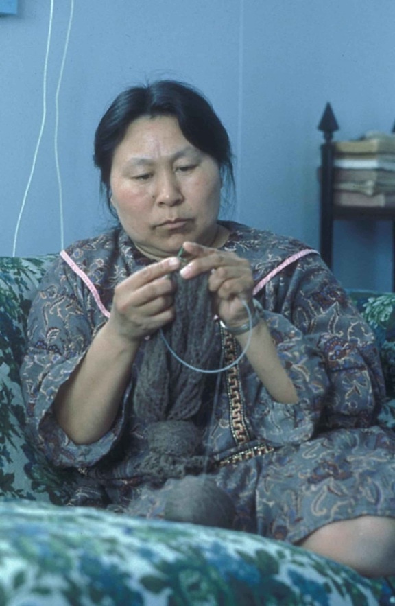 뜨개질 하는 여자