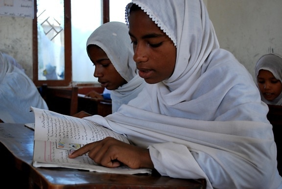 fiatal lány, Beludzsisztán, iskola, olvasás, brosúra, biztonságos, ivás, víz