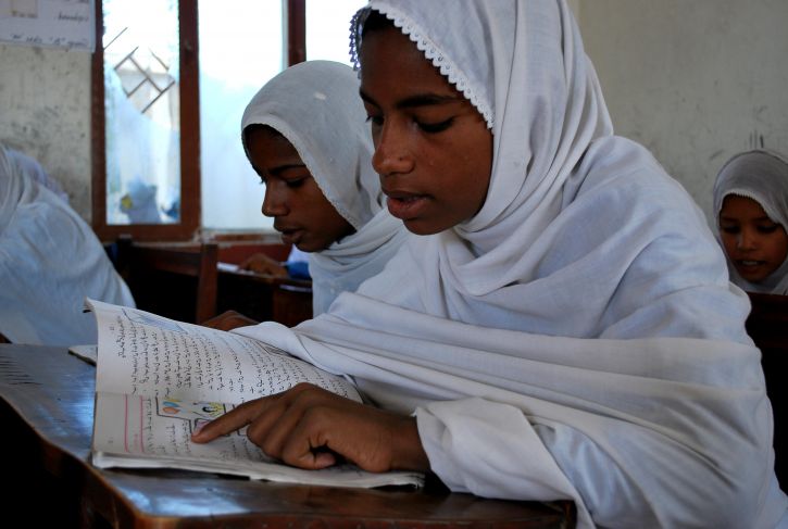 nuori tyttö, Balochistanissa, koulu, lukee, pamfletti, turvallinen, juomisen, vesi