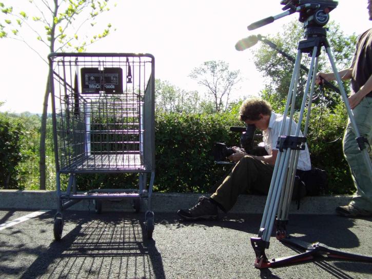 film crew arbejder byområde dagligvarer butik, parkeringsplads