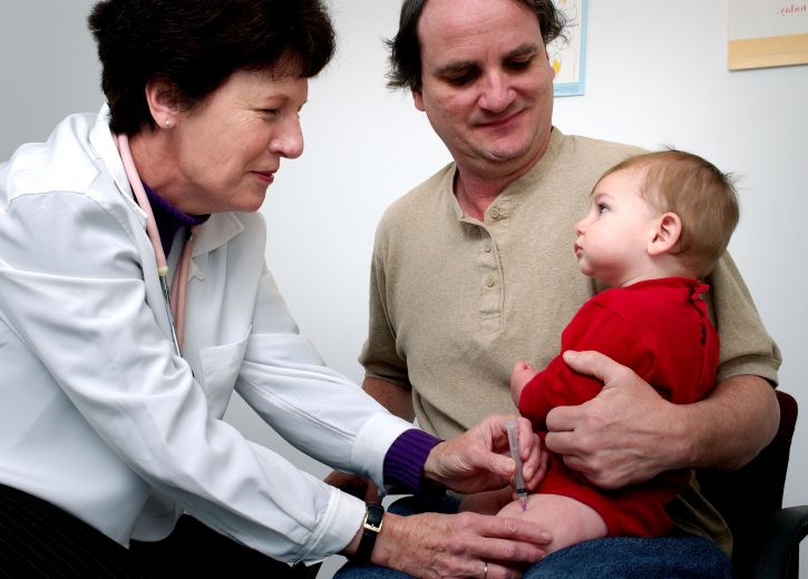in attesa, padre, bambino, riceve, per via intramuscolare, l'immunizzazione, coscia, muscoli