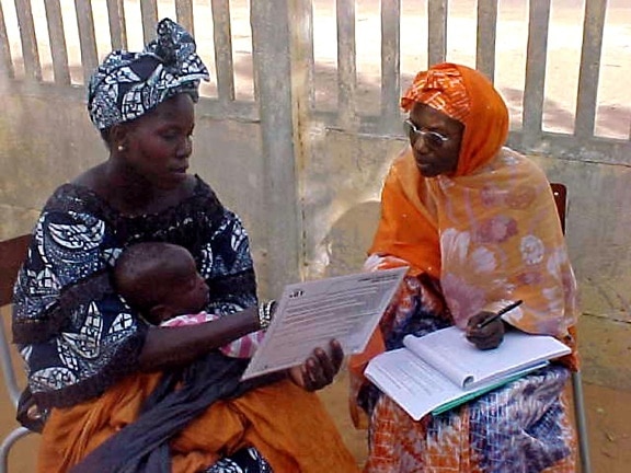 деревня, Яффе, Северной Сенегала, сообщества, здравоохранения, работник, обсуждает