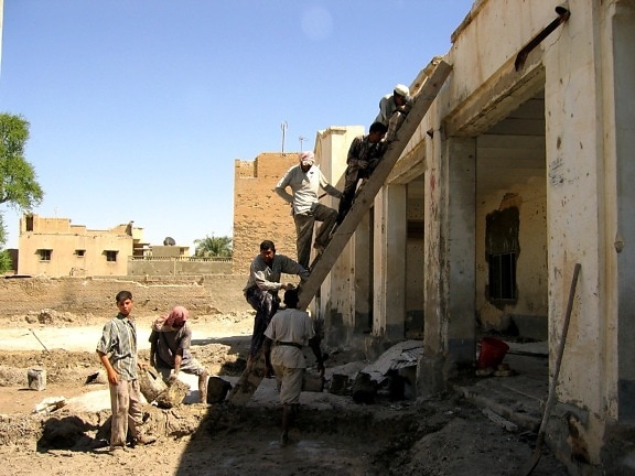 Irakin, työmiehiä, tikkaat, korjaus, katto, Sajads, koulun