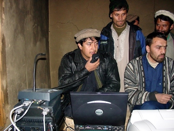 Afganistán, hombres, ordenador, radio, formación