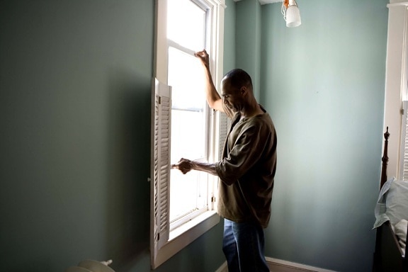 Afroamericano, hombre, de apertura, ventana, hogar