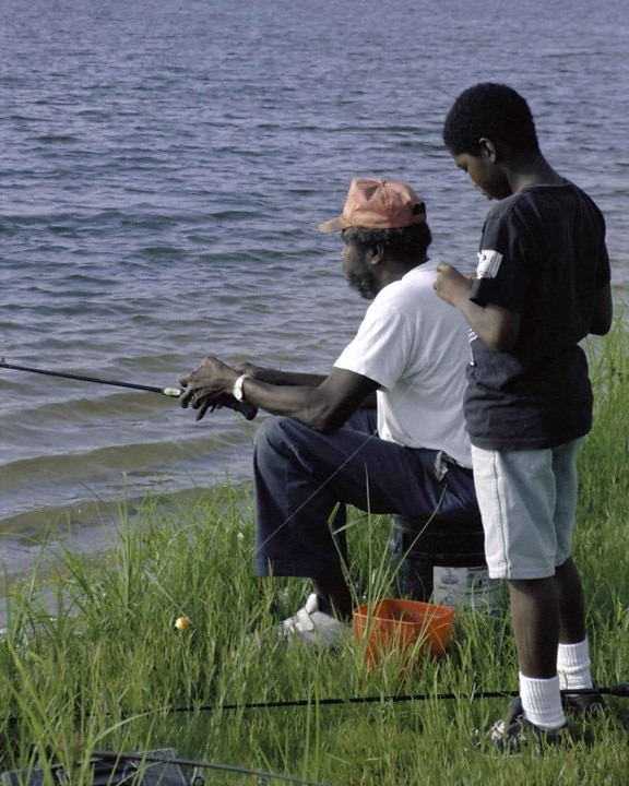 Afro Amerikaanse vader, zoon, vissen