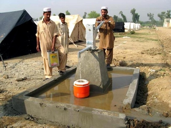 pompe à main de l'eau, l'installation, le Pakistan
