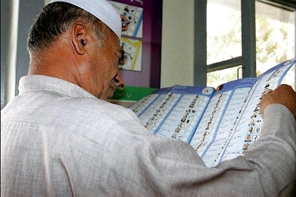 Afghanistan, l'uomo, il voto, elezione, a scrutinio