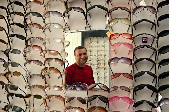 optické, obchod, majitel, rozbalený, výběr, UK, brýle