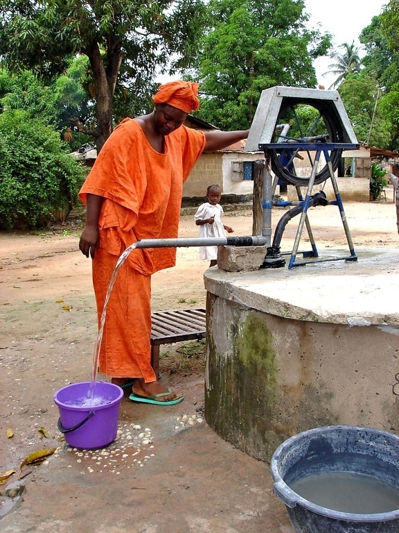 demonstrating, handcrank, water pump