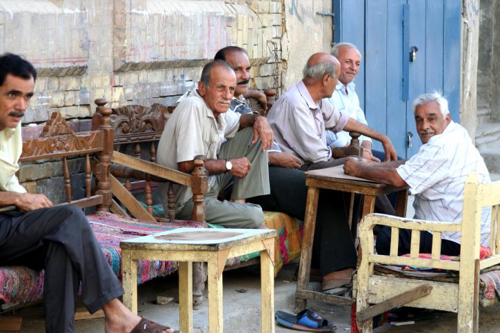personnes âgées, hommes, antique, Nawaz, district, assis, boutiques, rues, restaurées