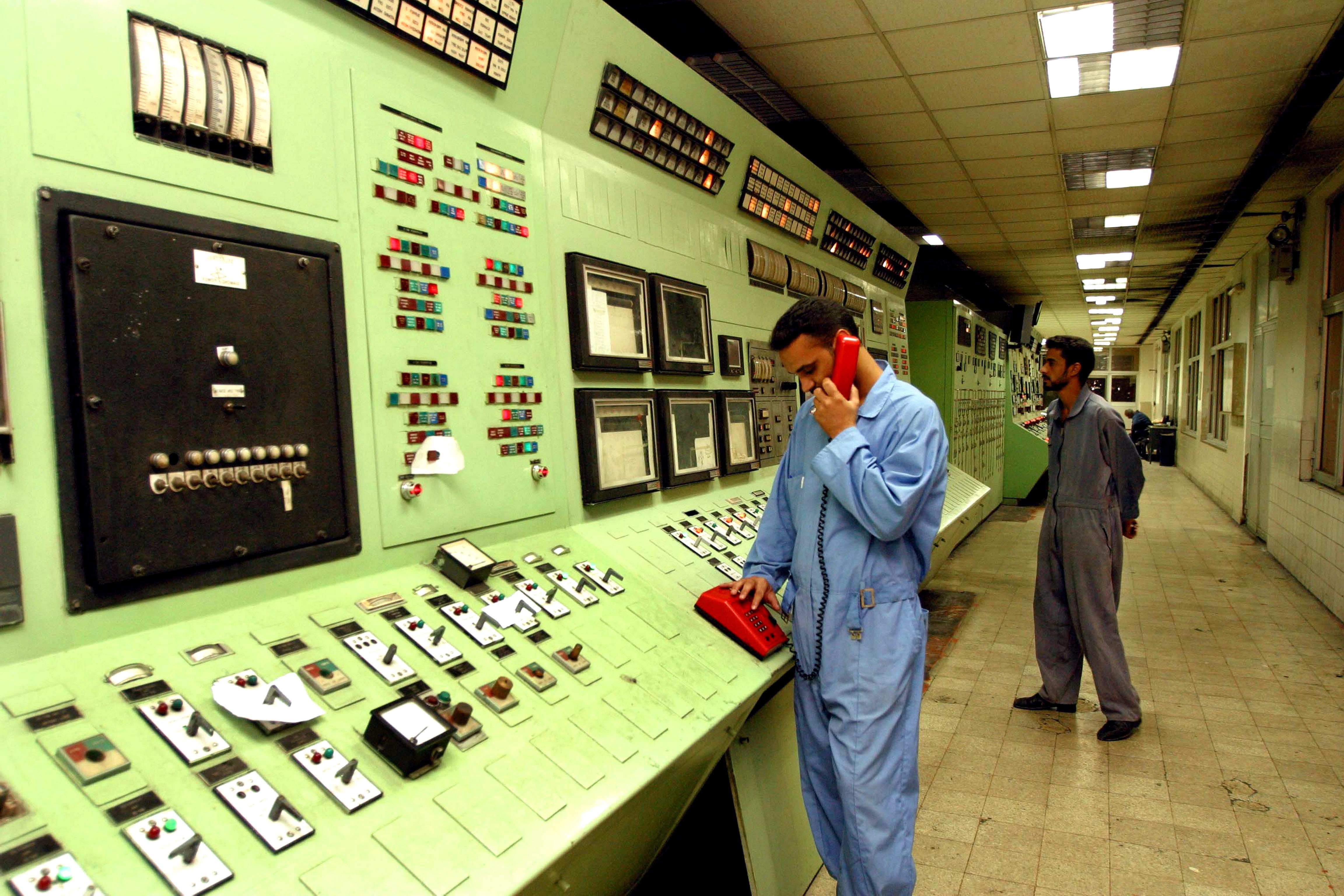 Free picture: engineers, monitor, controls, power, plant