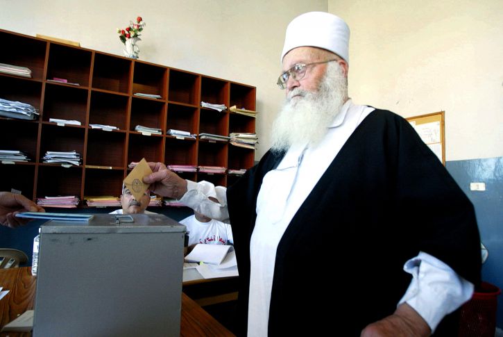 Libanon, ältere Menschen, ein Mann, Gießen, Stimmzettel