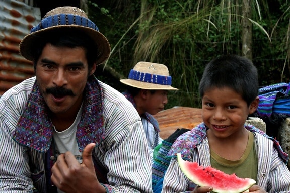 homme, garçon manger, pastèque, Solola, Guatemala